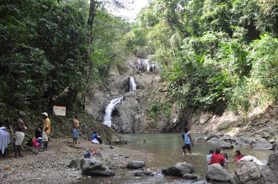 Sabadão concorrido na cachoeira Argyle, a maior de Tobago, próximo à Speyside